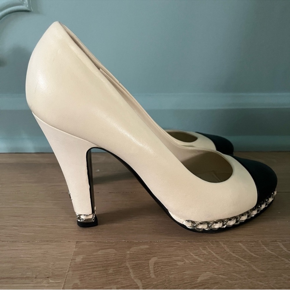 CHANEL Cream Leather Heel Pumps with CC Heel Detail - Picture 2 of 7